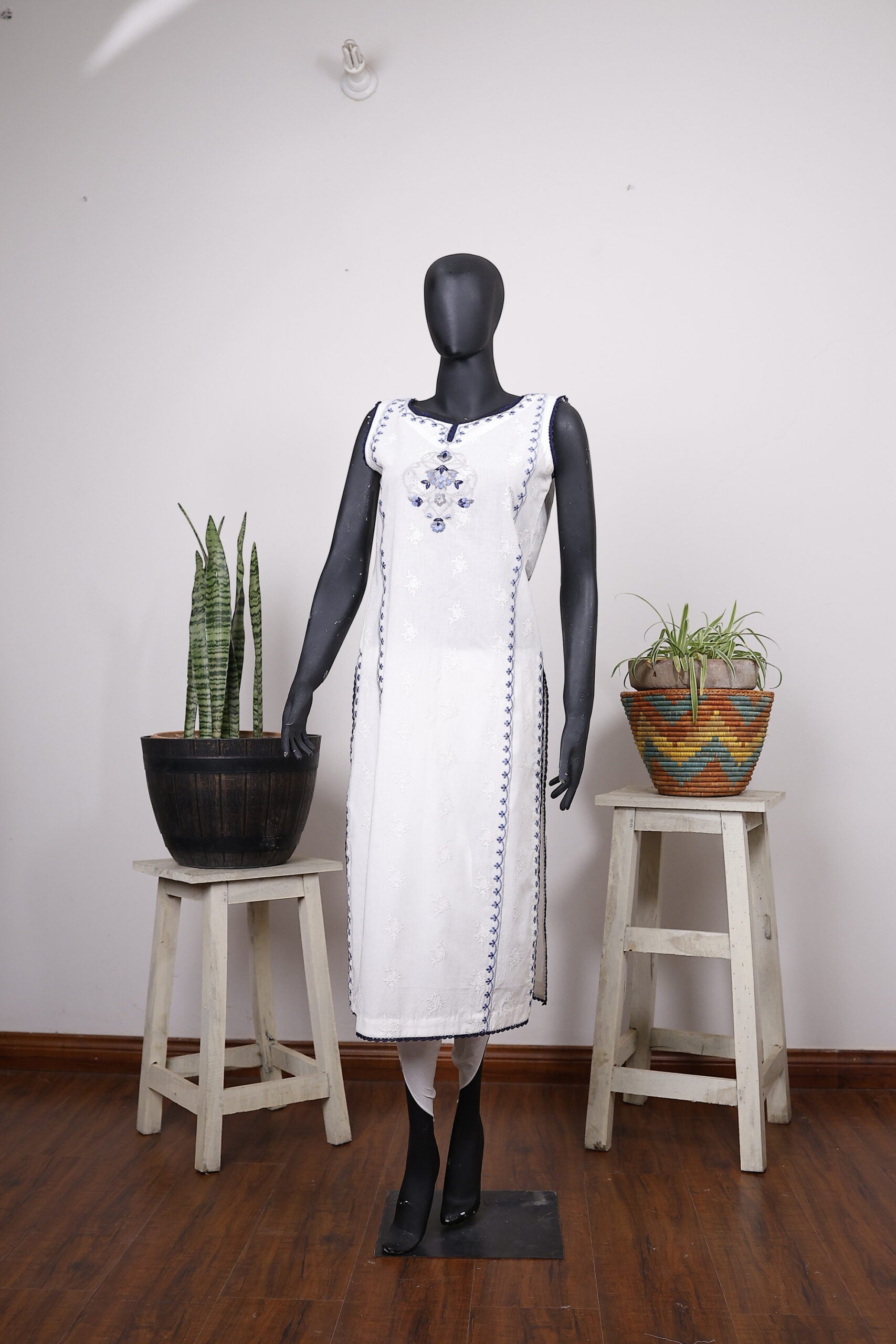 Elegant White Embroidered Sleeveless Kurta