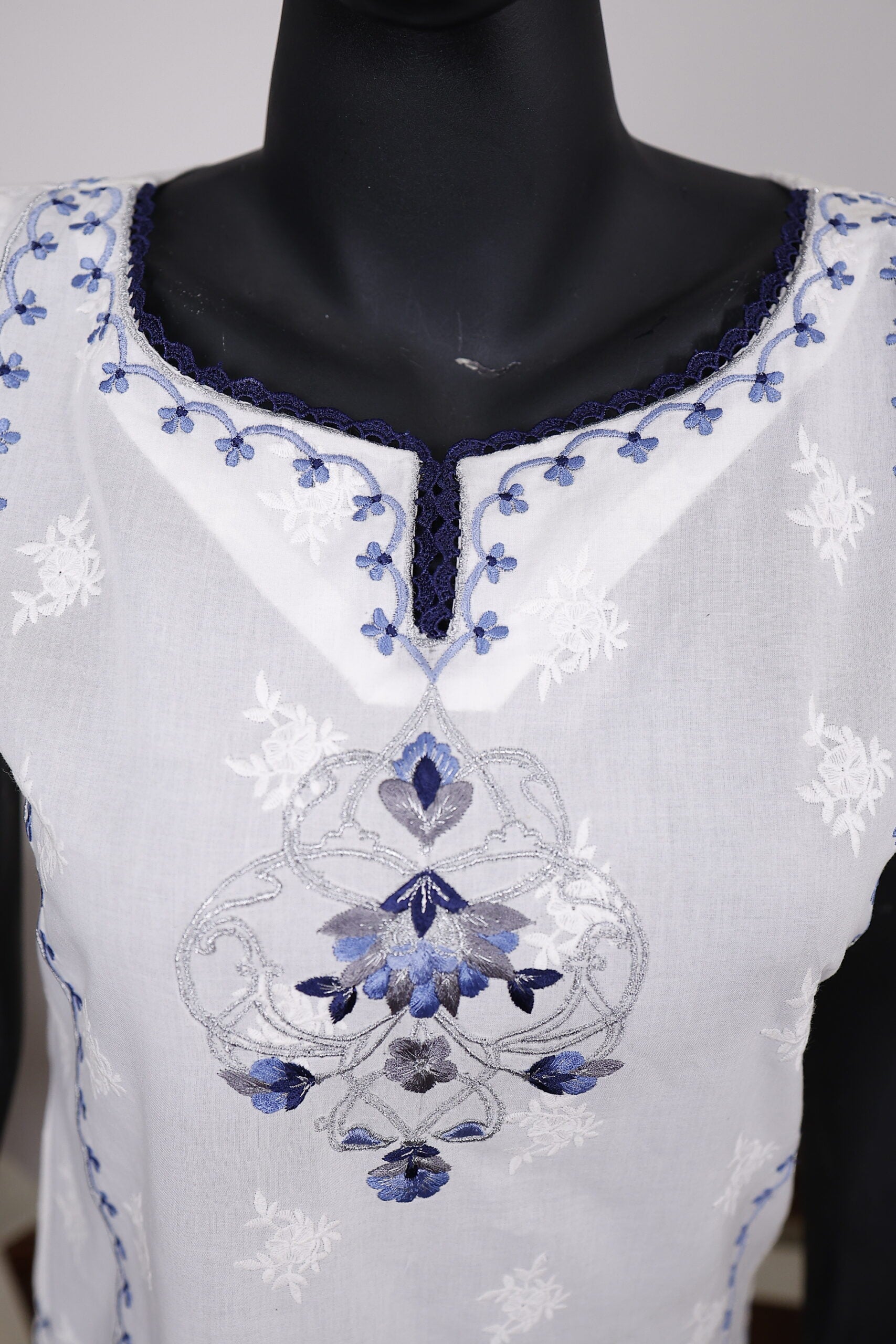 Elegant White Embroidered Sleeveless Kurta
