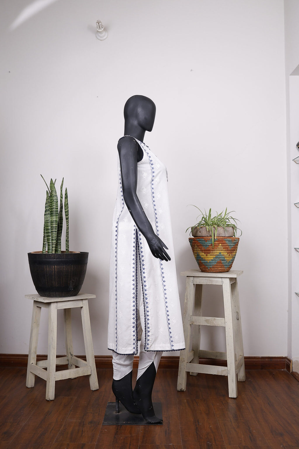 Elegant White Embroidered Sleeveless Kurta