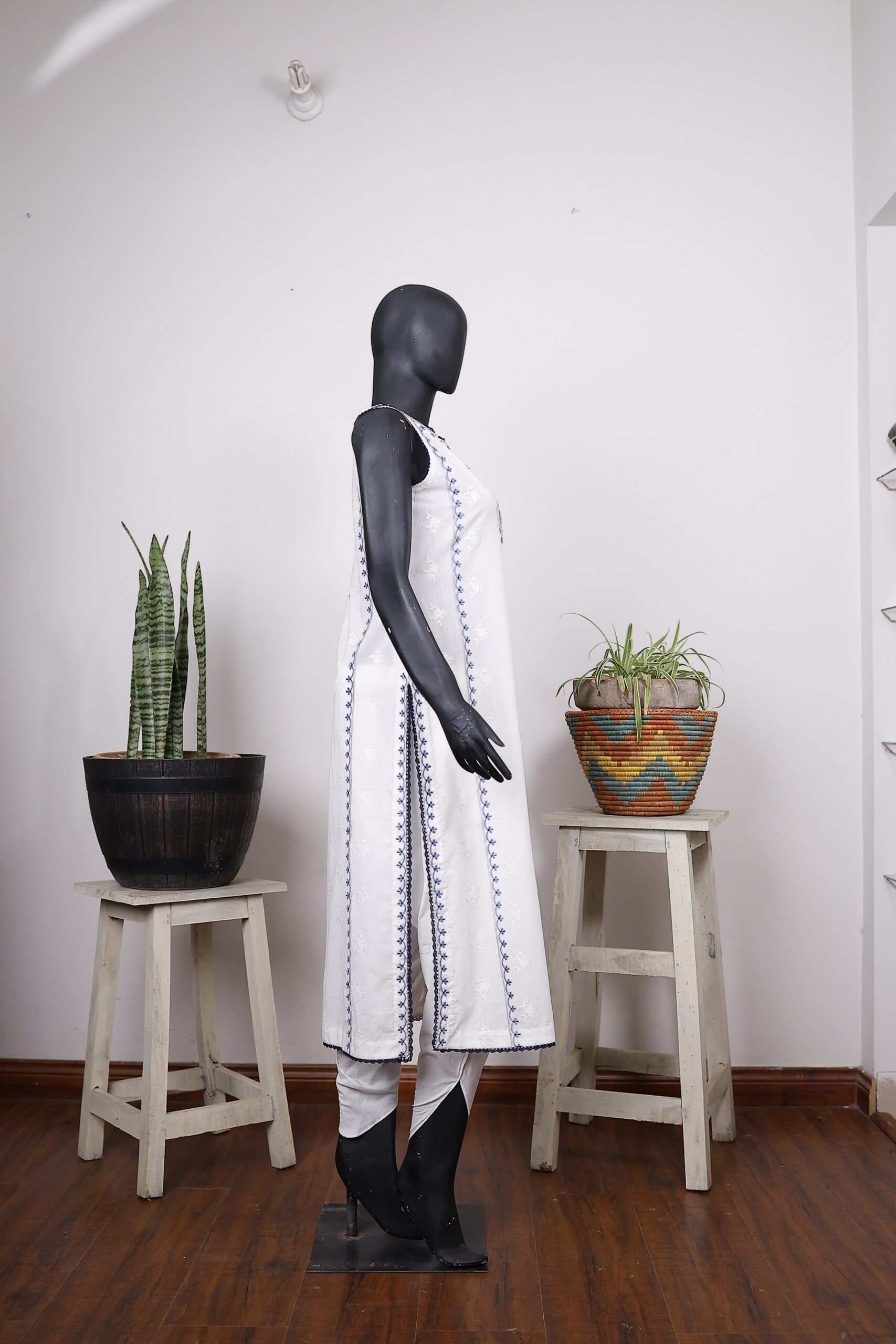 Elegant White Embroidered Sleeveless Kurta