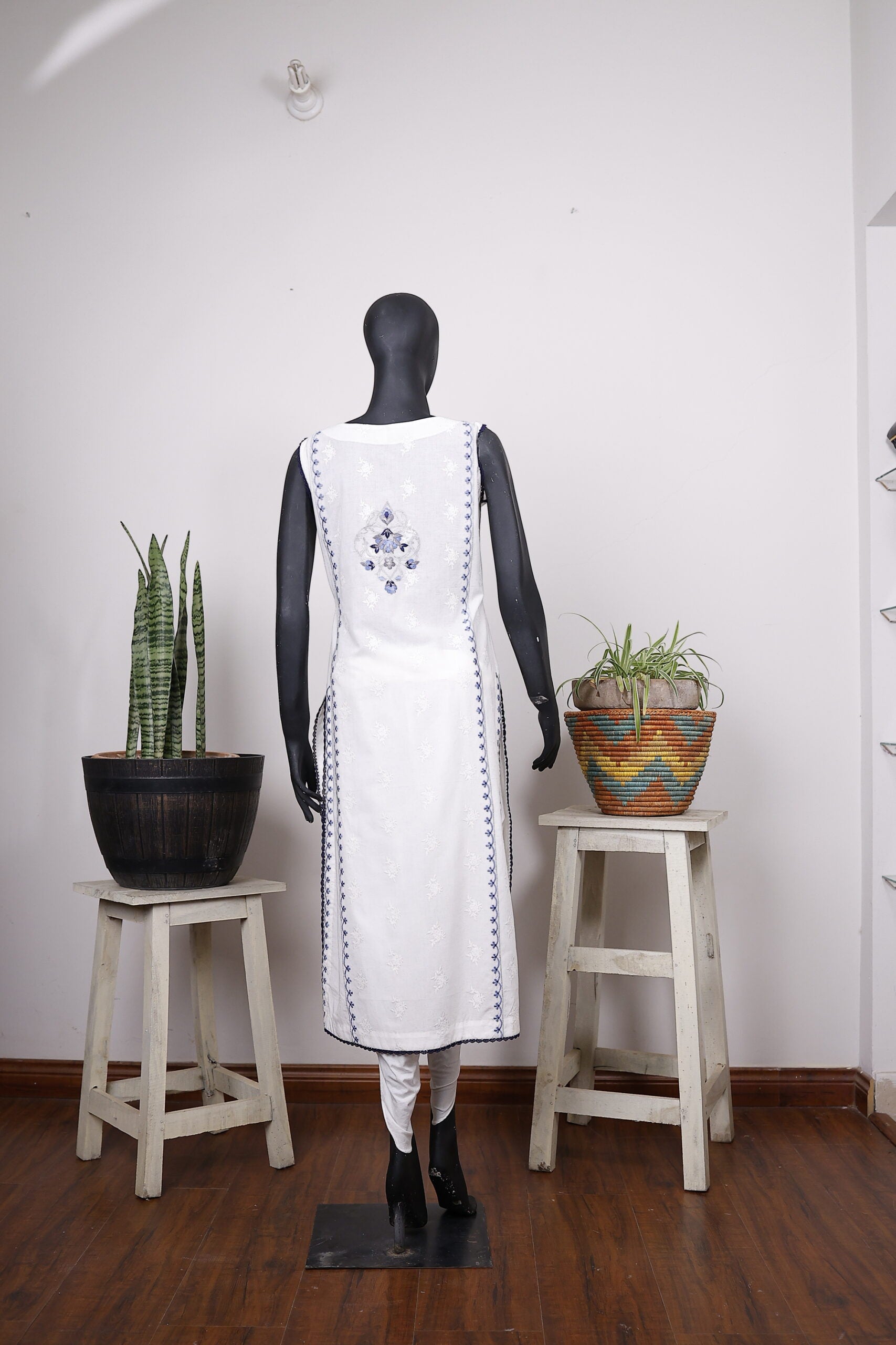 Elegant White Embroidered Sleeveless Kurta